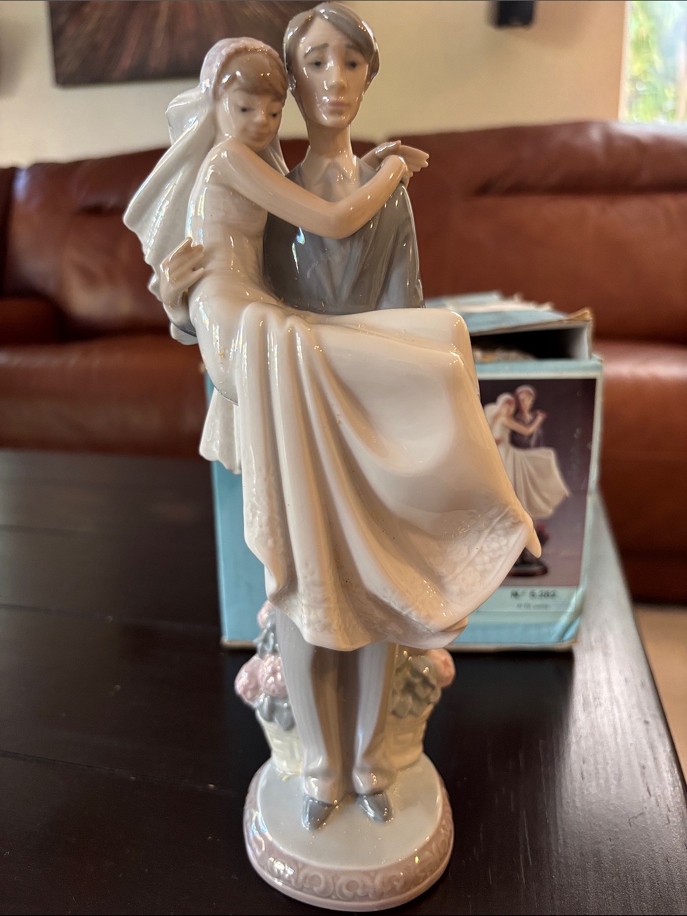 Lladro Porcelain Over the threshold 5282 retired mint condition in box